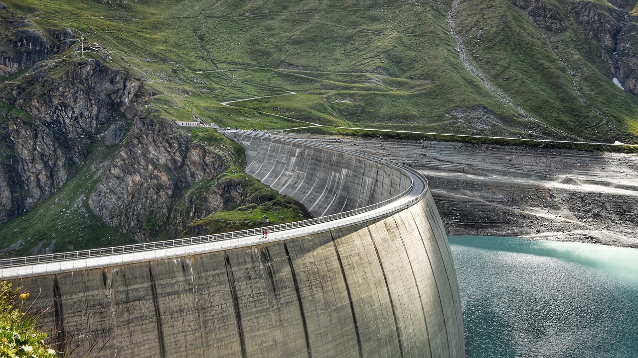 découvrez les avantages et les applications de l'hydroélectricité, une source d'énergie renouvelable durable. apprenez comment cette technologie utilise la force de l'eau pour produire de l'électricité tout en préservant l'environnement.