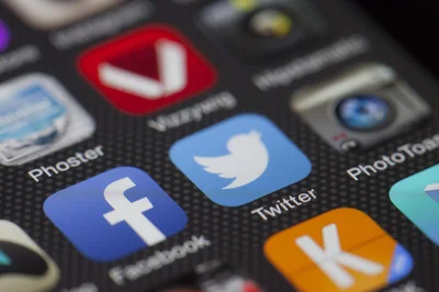 Maîtrisez les médias owned, earned, paid en 2026 pour booster votre stratégie digitale
