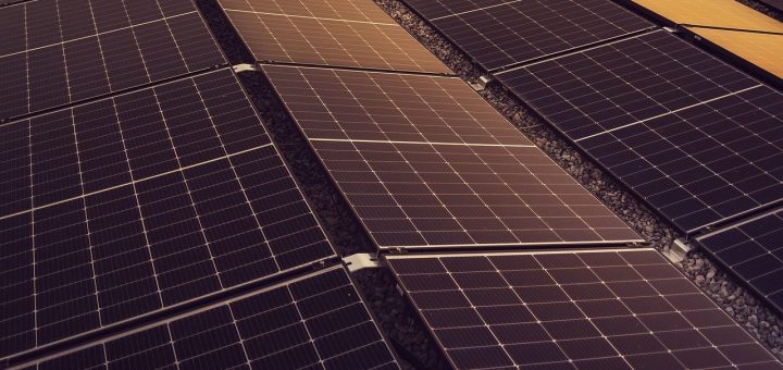 découvrez les impacts des énergies solaires sur l'environnement et l'économie. apprenez comment l'énergie solaire contribue à la durabilité et à la réduction des émissions de carbone tout en offrant des solutions innovantes pour un avenir énergétique propre.