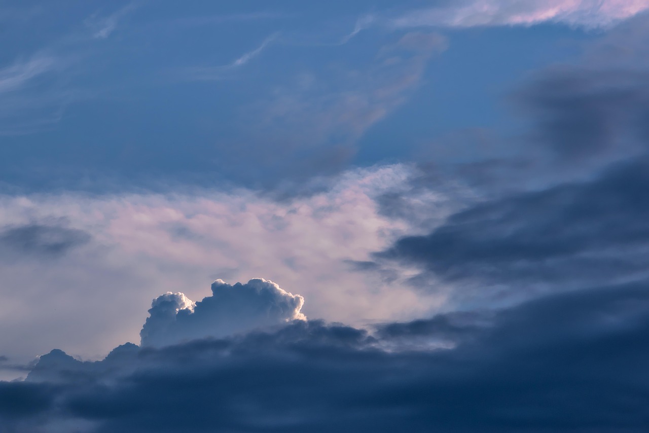 découvrez comment atteindre la neutralité climatique : stratégies, initiatives et objectifs pour réduire l'empreinte carbone, protéger l'environnement et favoriser un avenir durable.