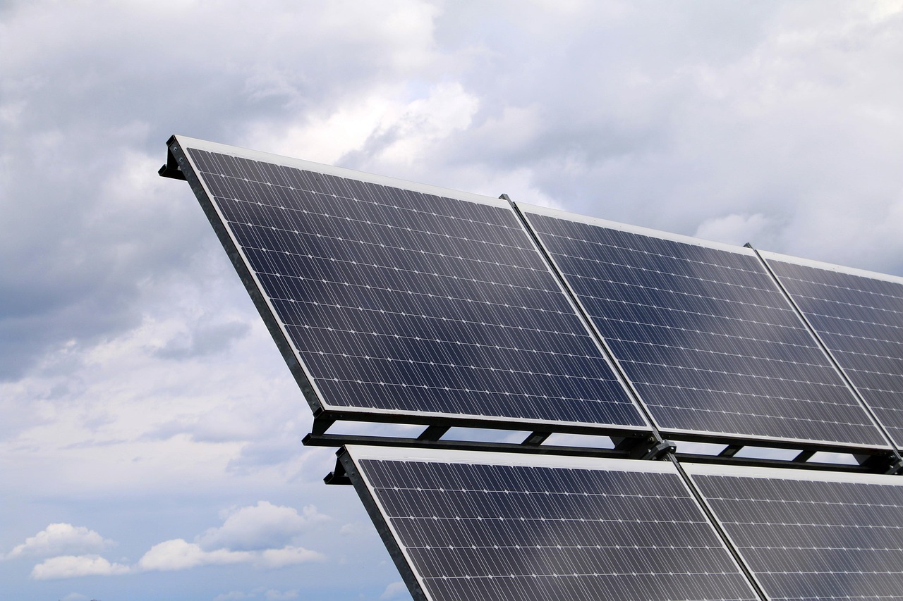 découvrez comment l'énergie solaire peut réduire vos factures d'électricité, préserver l'environnement et offrir une solution renouvelable pour alimenter votre maison ou votre entreprise.