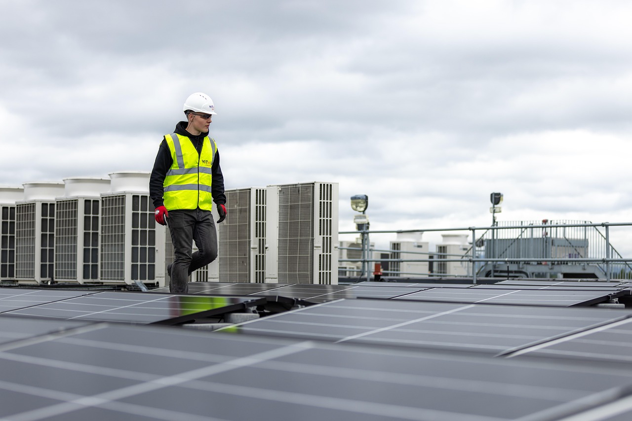 découvrez tout sur les installations d'énergie renouvelable : types, avantages, fonctionnement et conseils pour adopter des solutions écologiques et durables dans votre maison ou entreprise.