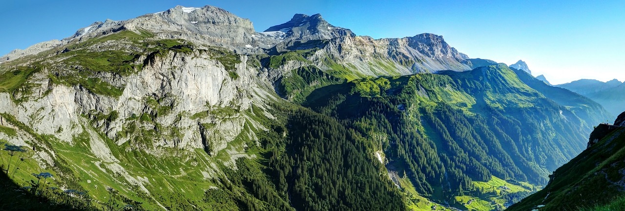 d&eacute;couvrez les alpes, une cha&icirc;ne de montagnes spectaculaire offrant des paysages &agrave; couper le souffle, des activit&eacute;s de plein air vari&eacute;es et une richesse culturelle unique.