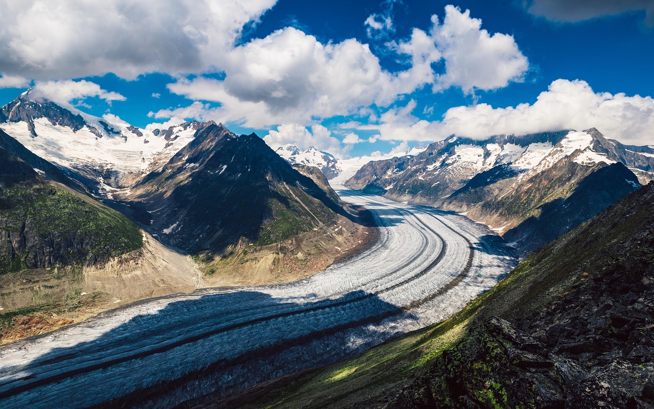 découvrez tout sur les glaciers : formation, importance, impact environnemental et leur rôle crucial dans le climat mondial.